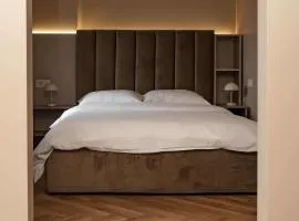 Distinct Ultracentral Apartment