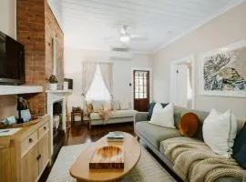 Percy's Cottage - Storybook Heritage Charm in Town