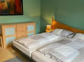 Gästezimmer mit eigenem Bad und Balkon im Herzen von Langen - nahe FFM