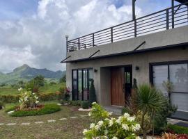 Hilltop Cabin，位于Calaca的酒店