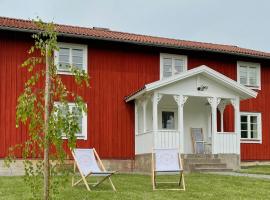 Red Wooden Cabin In Småland With Unexplored Forest，位于Hjälmaryd的酒店