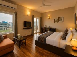 The sapphire premium apartment # Prime Location # Luxury rooms #Near Prem Mandir # Restaurant # Lift # Big Private Parking # Lawn #，位于范兰德凡的酒店