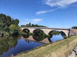Charmant logement en bord de Creuse，位于Port-de-Piles的酒店