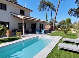 Villa des Pins - 10 pers - 5 chambres - Piscine chauffée - climatisation - plage à 5 min，位于拉本讷的酒店