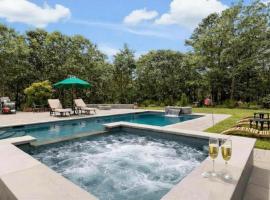 Luxury Hilltop Villa East Quogue，位于East Quogue的酒店