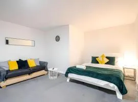 Modern Derby Studio - Sleeps 4, Close to Amenities & Parking