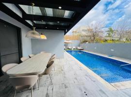 Villa Sol Aviv - וילה מושלמת עם בריכה פרטית למשפחות וקבוצות בנתיבות，位于Netivot的酒店