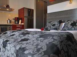 卡萨布兰卡套房公寓- 仅限成人入住，位于卡里拉的酒店