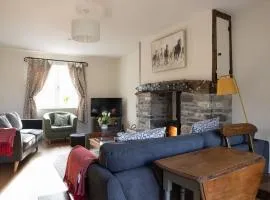 Family Country Cottage with Stunning Mountain Views