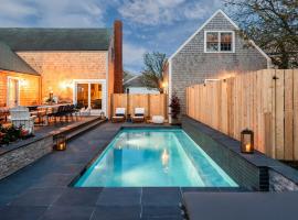 Beautiful Historic Home Heated Pool & Hot Tub，位于楠塔基特的酒店