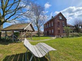 Das alte Herrenhaus auf dem Bio-Bauernhof，位于凯沃拉尔的酒店