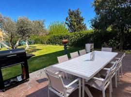 Amplio y Cómodo chalet a 15 minutos del centro con piscina y pistas de tenis，位于萨拉戈萨的酒店