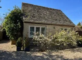 Cotswolds cottage in Ewen village with the Wild Duck Pub, Cirencester