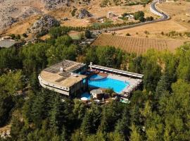 Laklouk Village Vacances，位于朱拜勒的酒店