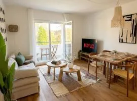 UP&GREAT Apartments - Modern Riverside Homes near Airport and Parking