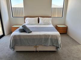 Madora Bay Hideaway for Relaxed Beachside Living，位于Singleton的酒店