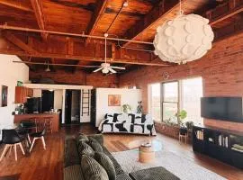 420 Friendly SKYLINE view Downtown Loft FREE Parking