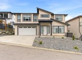 Modern 4BR Suite with Mountain Views