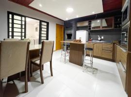 Casa completa em Bagé ideal para familias ate 6 pessoas WiFi e excelente localização，位于巴热的酒店