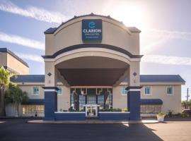 Clarion Inn & Suites Central Clearwater Beach，位于克利尔沃特的酒店