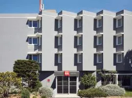 土伦滨海拉塞纳宜必思酒店