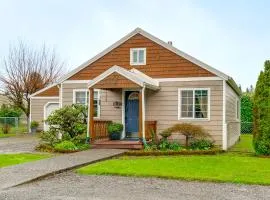 Walk to ‘Twilight’ Sites! Forks Home w/ Hot Tub