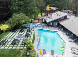Rustic Farm House with Pool , Hot Tub , Sauna - Events Allowed，位于兰利的酒店