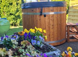 le chalet vert & bain nordique privatif Skadi tps de chauffe 1h30，位于Frambouhans的酒店