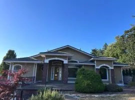 2-Bedroom 2-Bathroom ThePALACE at Univ of Oregon Campus on I-5 Freeway near Hayward Field and Autzen Stadium! FREE WiFI & NEW Washer and Dryer and BBQ on Patio! Almost 2000 square foot all to yourself!!