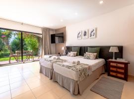 Seacoast Retreat with Pool and Beach Access by Drago Rentals，位于阿尔布费拉的酒店