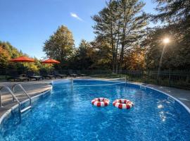 Ski, MTNView, Pool, HotTub, Sauna, Games, Movie, Firepit，位于温德姆的酒店