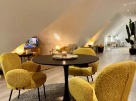 Vollmöbliertes stylisches Dachgeschoss Apartment