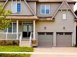 Lola's Place Luxury 3BR with 4BEDS, Sleeps 8, 3200 SF, 15 Minutes away from Niagara Falls
