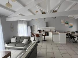 Villa charmante à 10 min des plages，位于Angles的酒店