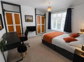 Cosy Double Bedroom Near City Centre with Parking & Kitchen