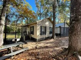 Scenic Waterfront Cabin with Covered Porch Overlooking Private Pond near Zwolle, Louisiana