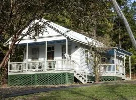 Family-Friendly Pondside Cabin with Fountain Views Near Zwolle, Louisiana