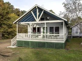 Spacious Lakeview Lodge & Cabin Combo with Fishing Pier Access near Zwolle, Louisiana