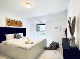 Elegant 5BR & 1LR Villa , Private Stay with Prime Location，位于默德林的酒店