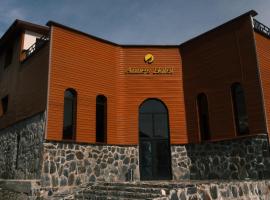 Anne's Hotel in Mestia，位于梅斯蒂亚的酒店