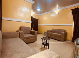 Executive 2BR at Redemption Camp，位于Loburo的酒店