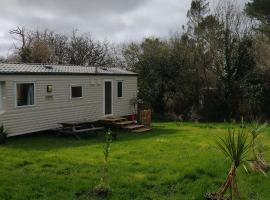 GLAMPING UNITS Choose Tiny House or the Cosy Static，位于Gweek的酒店
