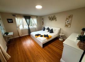 Cozy Private Queen Room 1 with Desk TV and WiFi near Yale，位于哈姆登的酒店