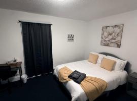 Nona - Private Room 1 with Parking, Desk & Fast WiFi near Yale, Quinnipiac, SCSU & Hospitals，位于哈姆登的酒店