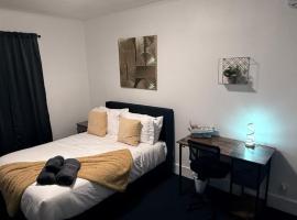 Nona - Private Room 2 with Parking, Desk & Fast WiFi near Yale, Quinnipiac, SCSU & Hospitals，位于哈姆登的酒店