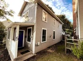 Purple Door Cottage in the heart of Middlebury!