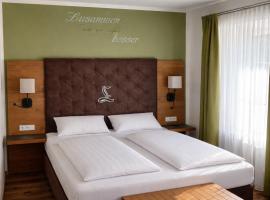 Hotel Lebzelter Straßwalchen, Familien und Business Aufenthalt, Seengebiet, Erlebnispark，位于施特拉斯瓦尔兴的酒店