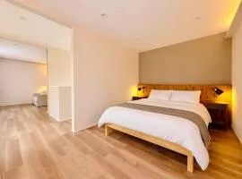 The Lobs Five, Brand New, 4 bedroom, 3 bath, 4 toilet, 8 min to Rusutsu, 7-11, bus at door