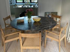 Stylish Villa Apartment With Garden，位于Søborg的酒店