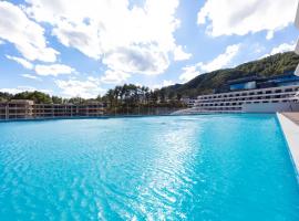 Phoenix Fairyland Hot Springs Hotel-best Grand Hotel l&swimming facilities-Sumptuous breakfast-only hot spring-10minute walk to the Town-free pick up,位于凤凰的酒店